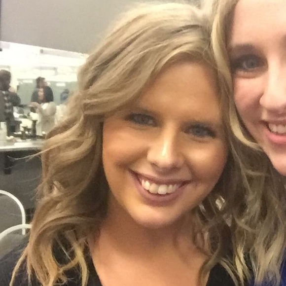 Profile Picture of Ashley Hendrixson (@abradbury88) on Poshmark