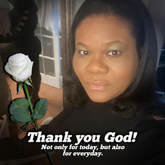 Profile Picture of Simone Lyght (@simonelyght) on Poshmark