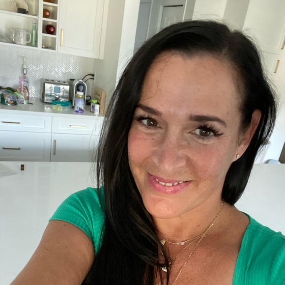 Profile Picture of Daniele Servatius (@dservatius) on Poshmark