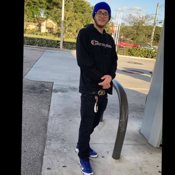 Profile Picture of Omar Laureano (@olee420) on Poshmark