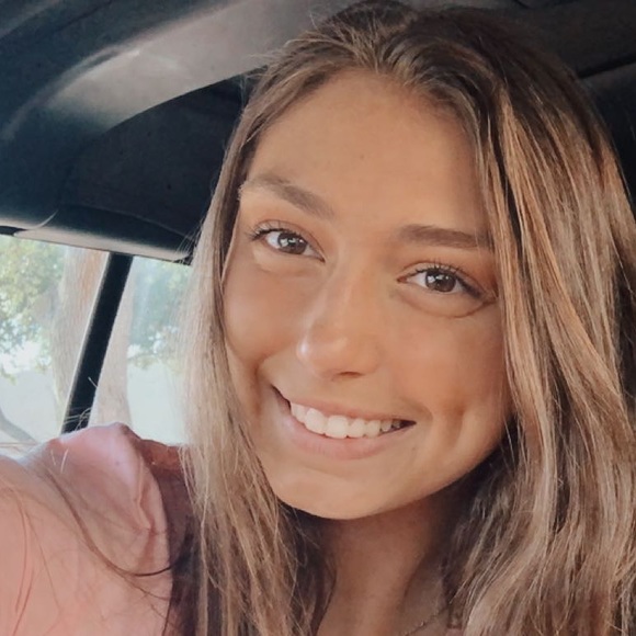 Profile Picture of Anastasia Rustemi (@anastasiarc) on Poshmark