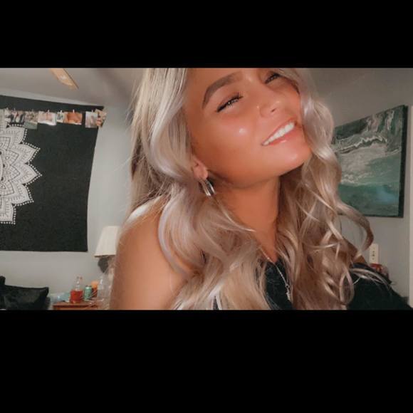Profile Picture of Cheyenne Walsh (@cwalshwq) on Poshmark