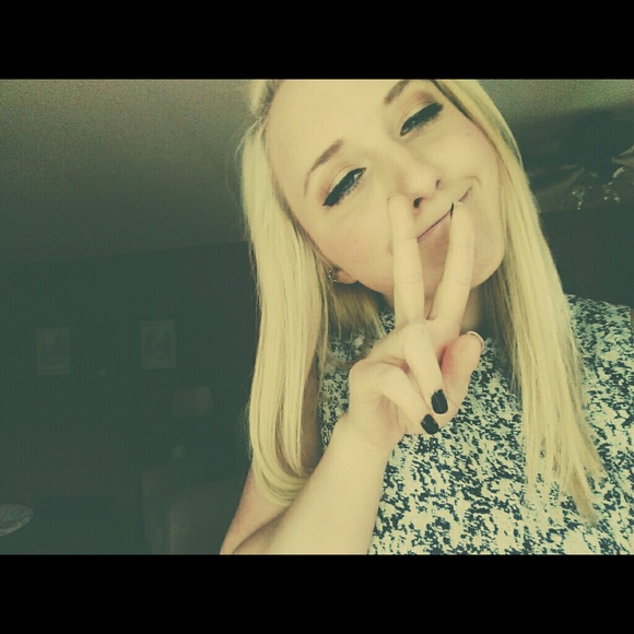 Profile Picture of Isabelle Williams (@izzaaay3426) on Poshmark