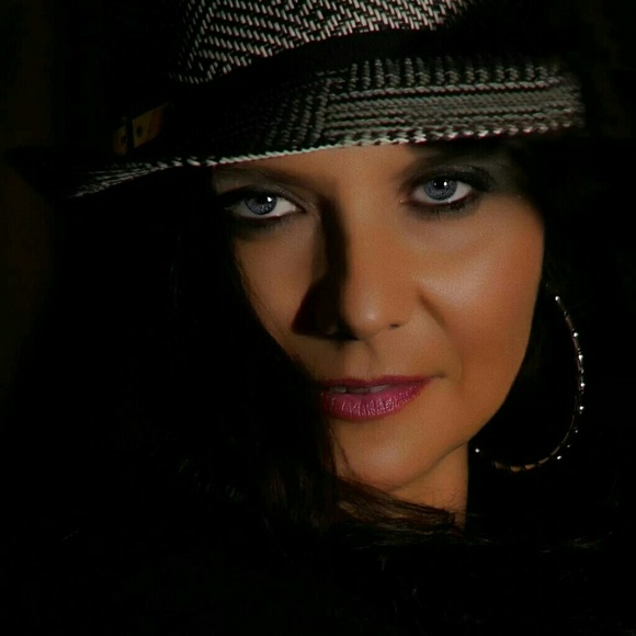 Profile Picture of Leah Parsley (@gambart) on Poshmark