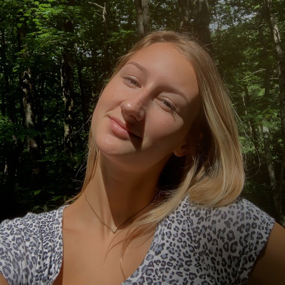 Profile Picture of Lizzy Davis (@lizzyd413) on Poshmark