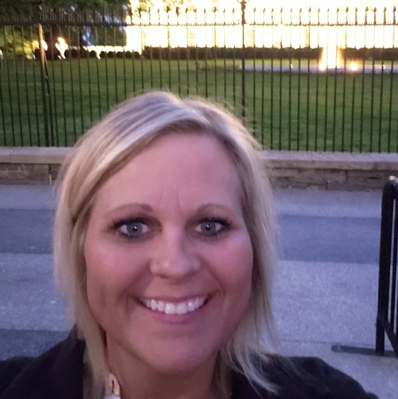 Profile Picture of Melanie Sletten (@metorkel) on Poshmark