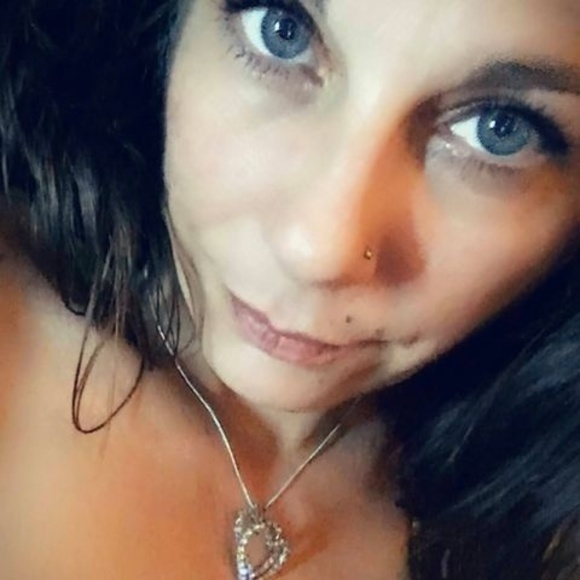 Profile Picture of Jennifer Crowell (@jennifercrow976) on Poshmark