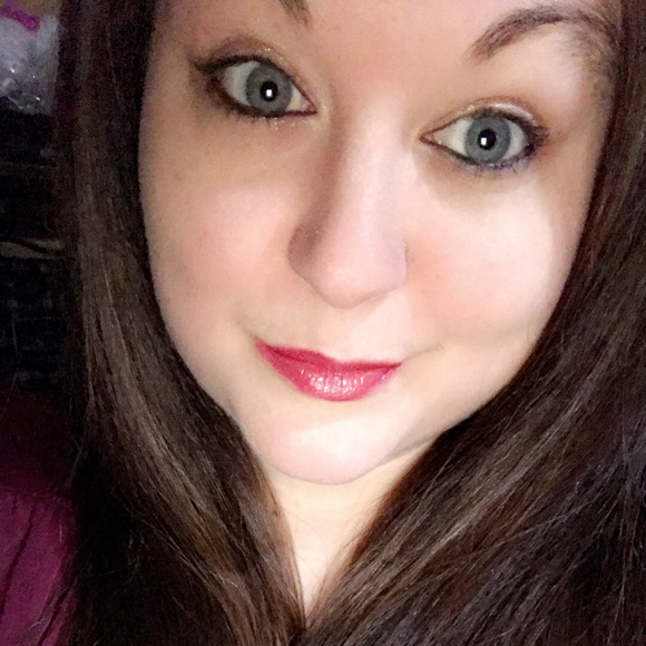 Profile Picture of Heather Steward (@hsteward90) on Poshmark