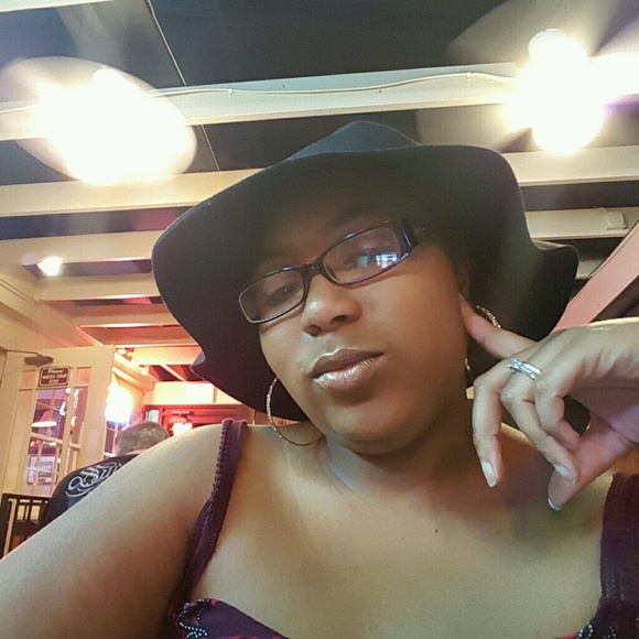 Profile Picture of Monique Wesley (@msn33kie) on Poshmark