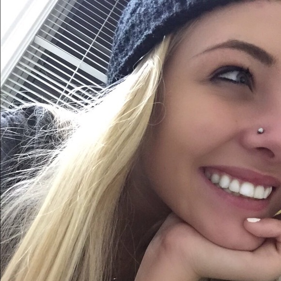 Profile Picture of Genevieve Pipoly (@genevievexmarie) on Poshmark