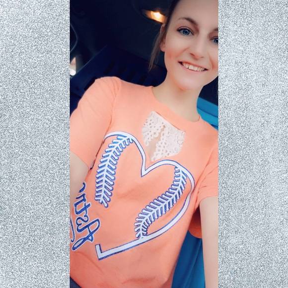 Profile Picture of Taylor Noey (@taylornoey13) on Poshmark