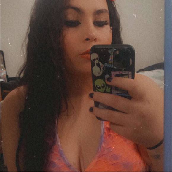 Profile Picture of Amber Pineda (@amber_pineda) on Poshmark