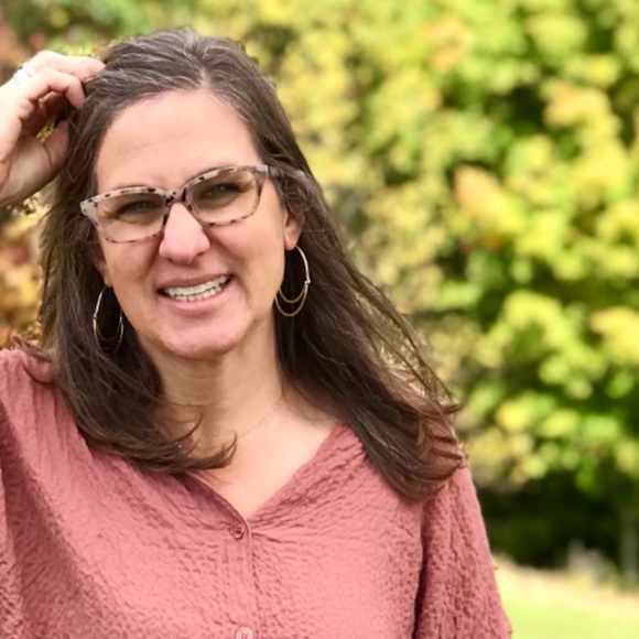 Profile Picture of Lisa Cline (@peddlers) on Poshmark