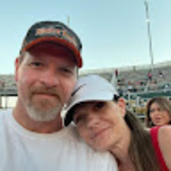 Profile Picture of Jen Murzyn (@jenjenmurzyn) on Poshmark