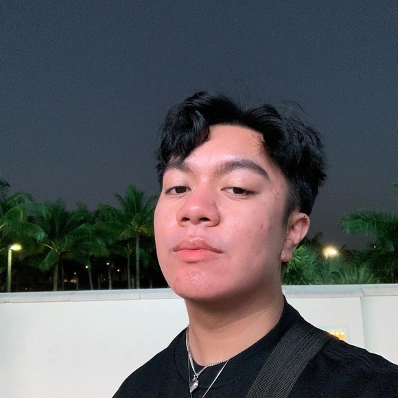 Profile Picture of Aaron Fox (@aarxnfaux) on Poshmark