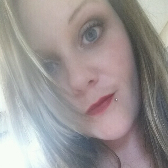 Profile Picture of Brittney Lindhorst (@jillybean1185) on Poshmark