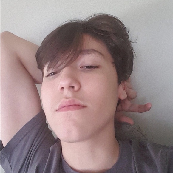 Profile Picture of Matthew Thompson (@dueqz) on Poshmark