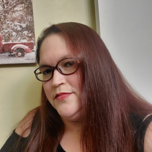 Profile Picture of Janet Esteves (@jesteves321) on Poshmark