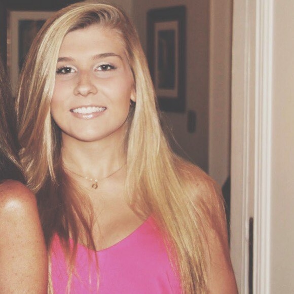 Profile Picture of Isabela Carvalho (@bela1811) on Poshmark