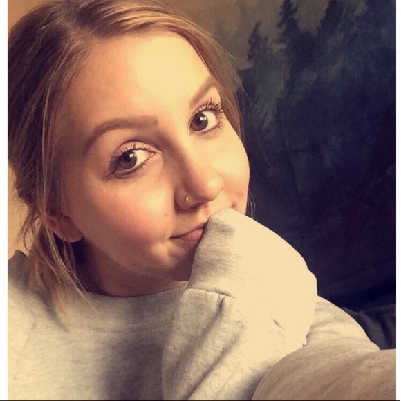 Profile Picture of Katie Stulting (@kstulting1023) on Poshmark
