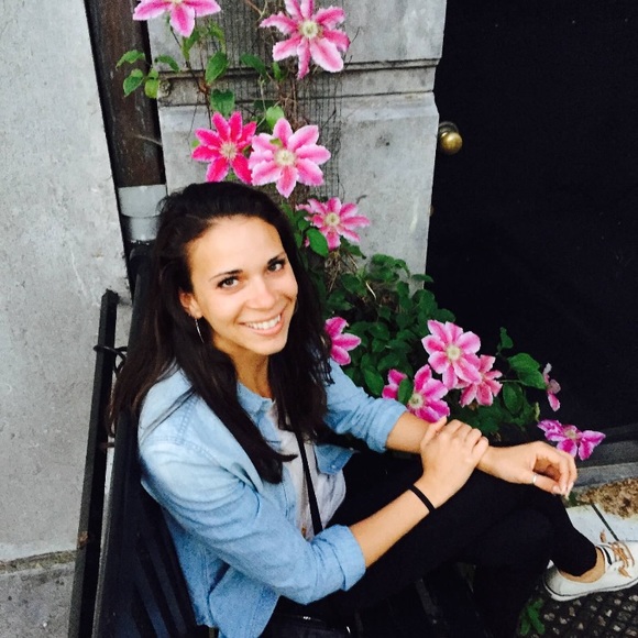 Profile Picture of Laura Coffrin (@laura_ccc) on Poshmark