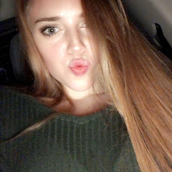 Profile Picture of Alyvia Knisely (@alyviapeyne) on Poshmark