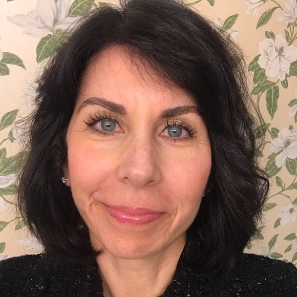 Profile Picture of Evonne Simoff (@ees480) on Poshmark
