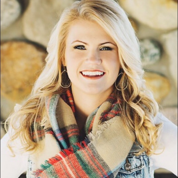 Profile Picture of Carly Lickliter (@carlylickliter) on Poshmark