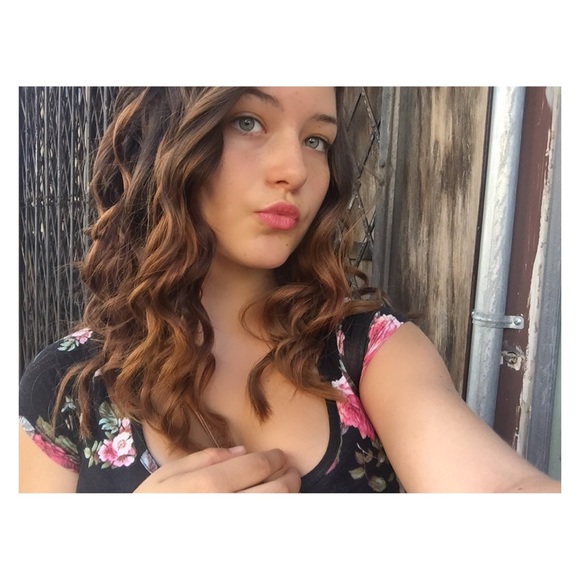 Profile Picture of Julia Broadley (@its_juliaax) on Poshmark