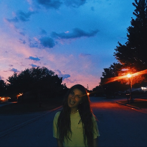Profile Picture of Liv Daniluk (@livdanilukkk) on Poshmark