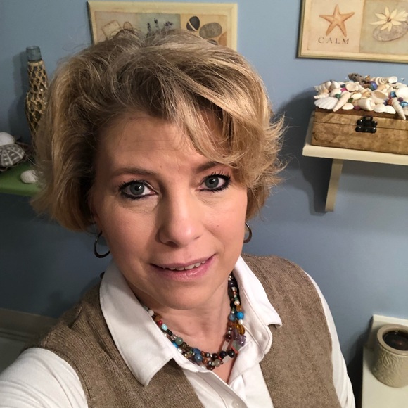 Profile Picture of Dawn Hoopengarner (@dwakeman12) on Poshmark