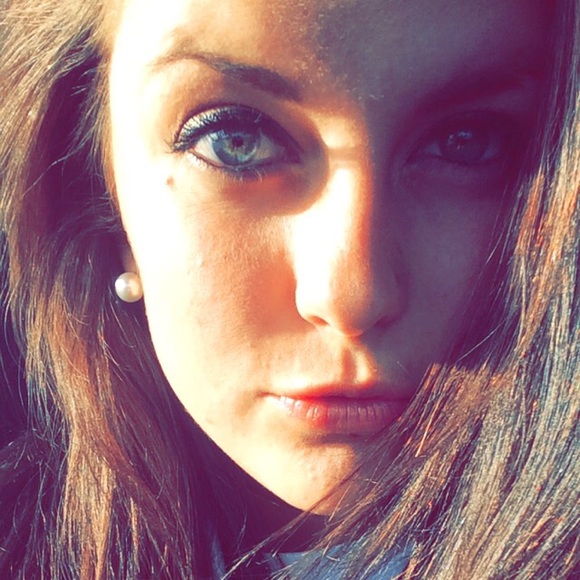 Profile Picture of Kaleigh Goulart (@kaleighrae7) on Poshmark