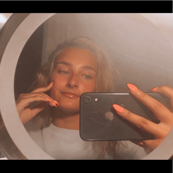 Profile Picture of Emma Albaum (@emmaalbaum) on Poshmark