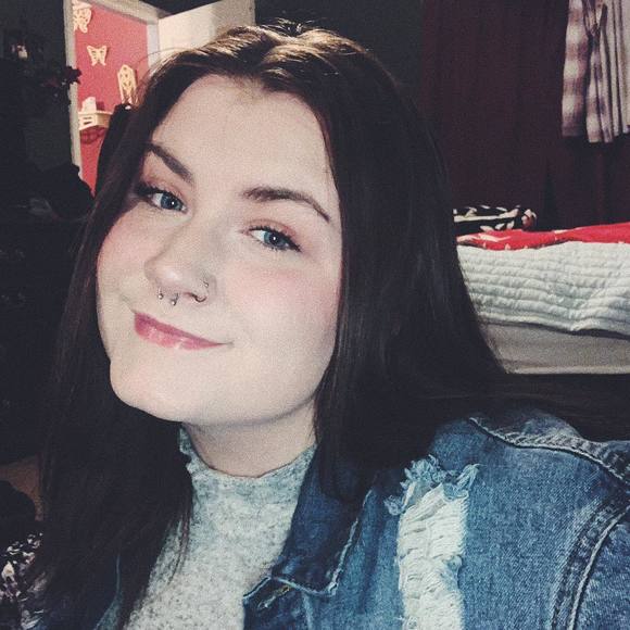 Profile Picture of Halie Ross (@halie_ross) on Poshmark