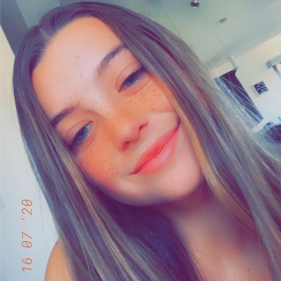 Profile Picture of Lauryn Schleusner (@lschleusner) on Poshmark