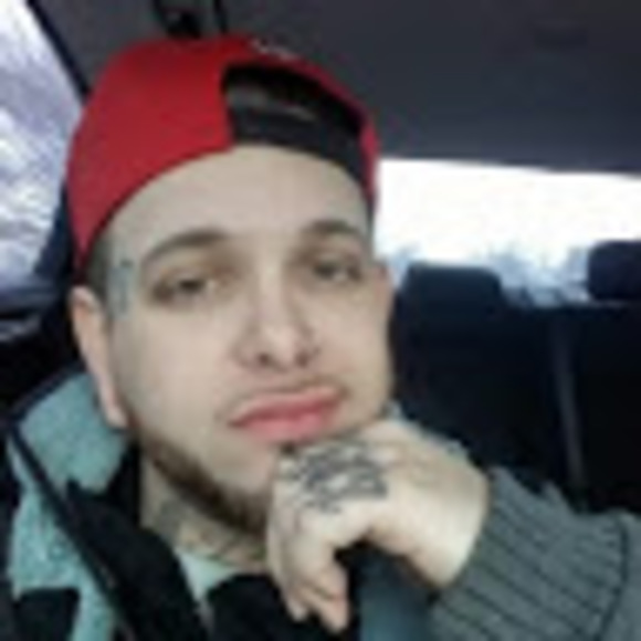 Profile Picture of Stephen Bowering (@tylorbowering) on Poshmark