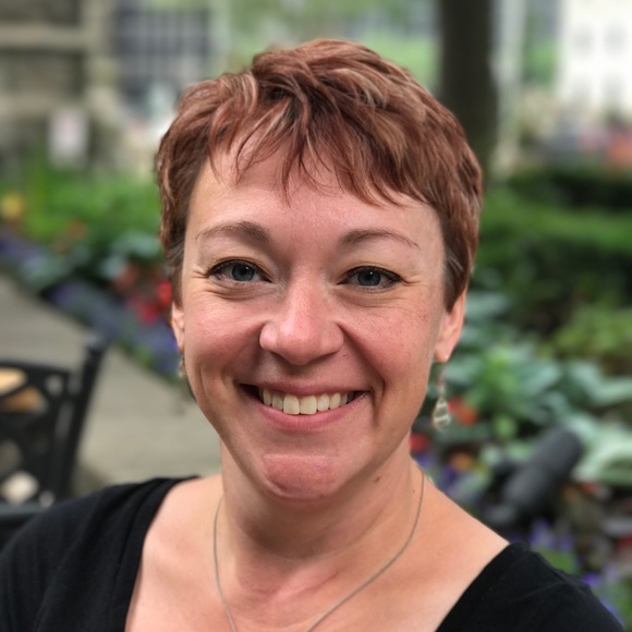 Profile Picture of Jennifer Bennet (@neefar) on Poshmark