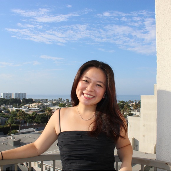 Profile Picture of Janet Zhao (@janetzhao1998) on Poshmark