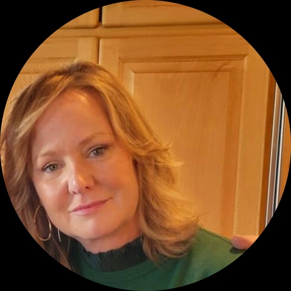 Profile Picture of Elyse Lucius (@ealucius) on Poshmark