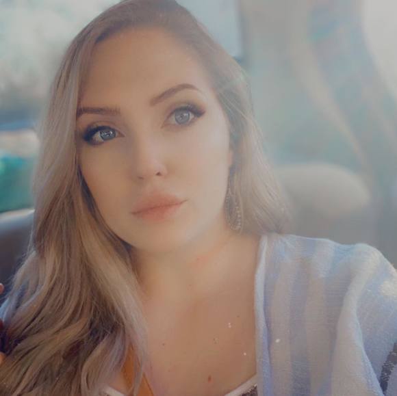 Profile Picture of Amanda Dooley (@amandaamonster) on Poshmark