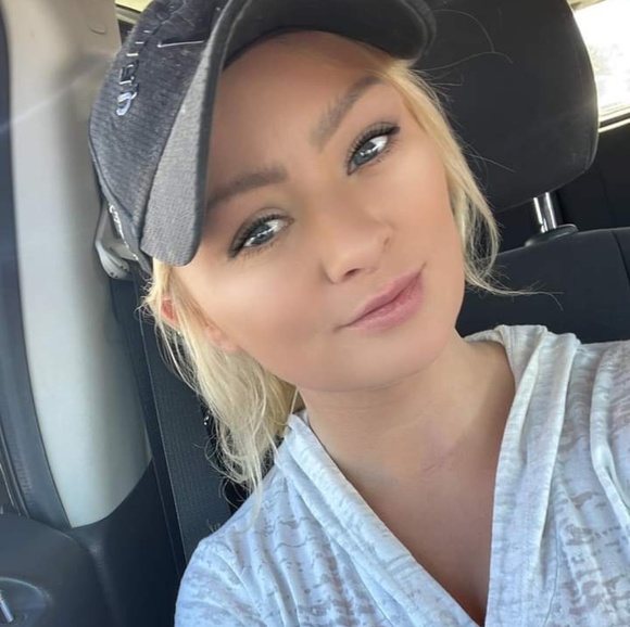 Profile Picture of Ashley Forshee (@ashleyrenae826) on Poshmark