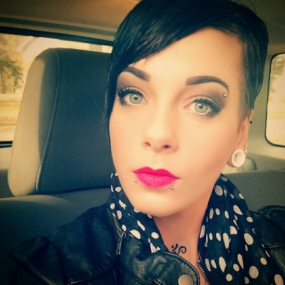 Profile Picture of Amber Hayes (@dollfacehayes) on Poshmark