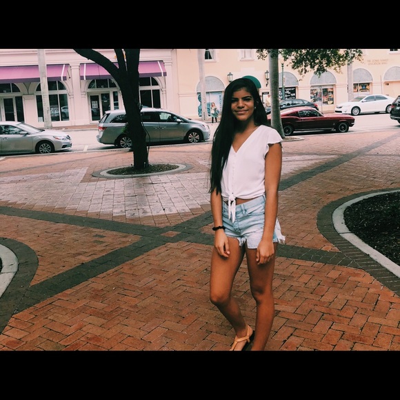 Profile Picture of Aaliyah Burstein (@aaliyahburstein) on Poshmark