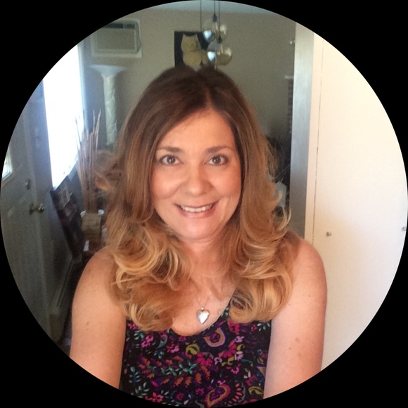 Profile Picture of Donna Foster (@gigglesdf2) on Poshmark