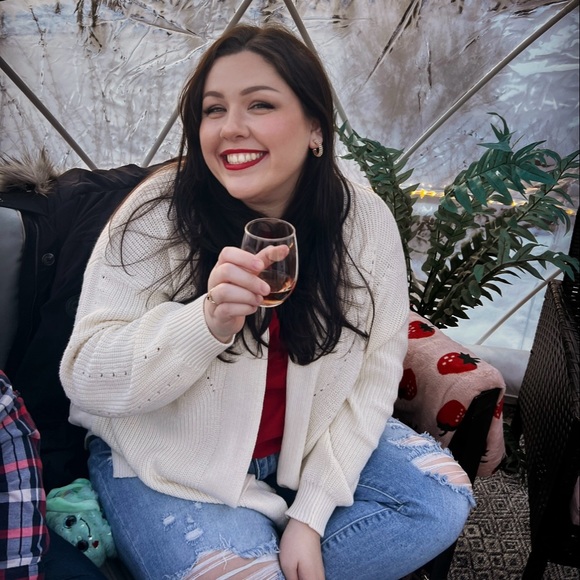 Profile Picture of Cassidy Watson (@cassidy12watson) on Poshmark