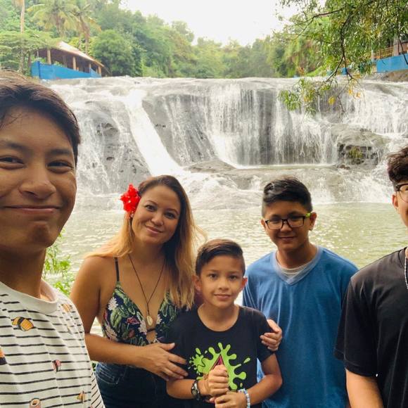 Profile Picture of Victoria Lizama (@vintej) on Poshmark