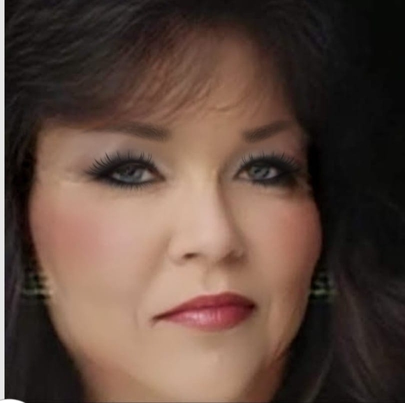 Profile Picture of Deborah Glowski (@glod6164) on Poshmark