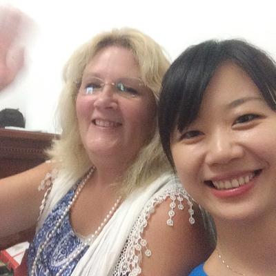 Profile Picture of Laura Benson (@LBopenbook) on Twitter