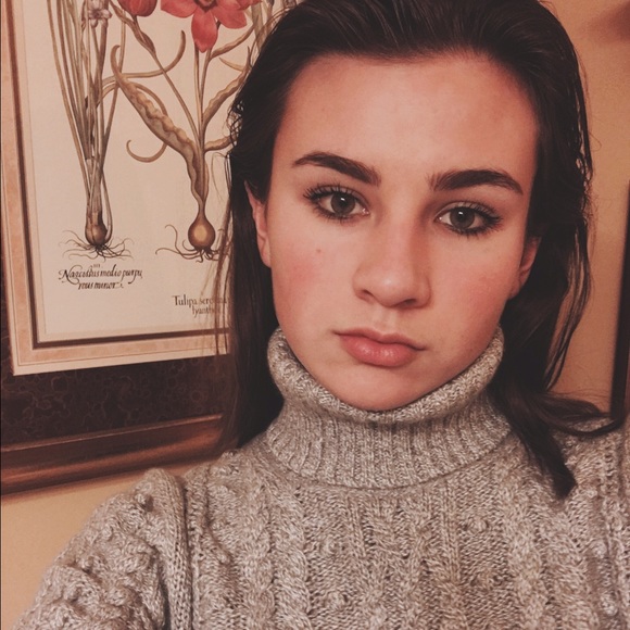 Profile Picture of Emily Fecsko (@emilyfecsko) on Poshmark