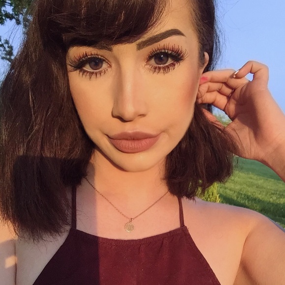 Profile Picture of Amanda Lafata (@xlafata) on Poshmark